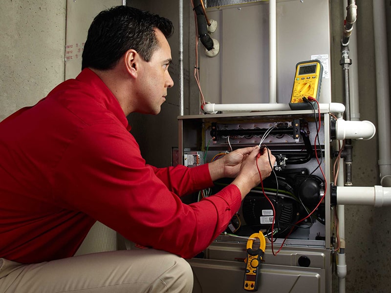 Técnico Reparando una Caldera Manaut
