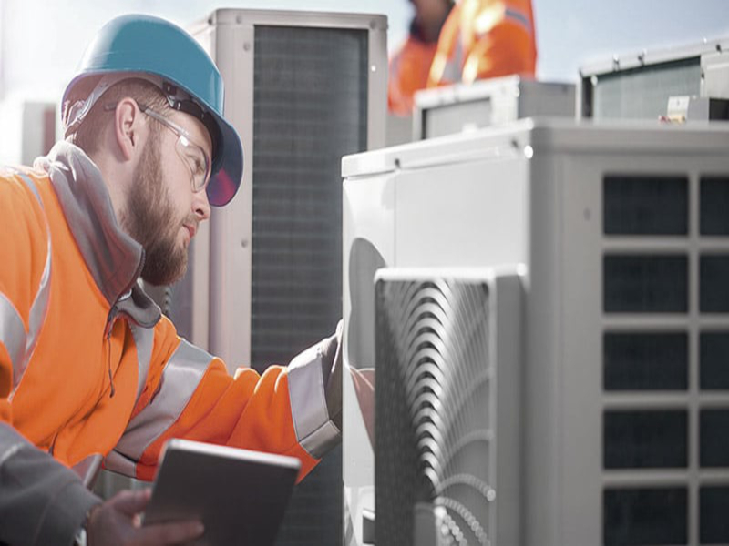 Técnico Reparando Bombas de Calor Manaut