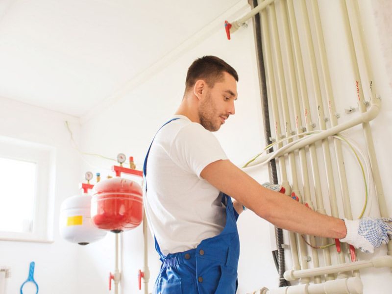 Técnico realizando Reparación de Acumulador Manaut